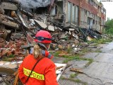 Psovod-z�chran�� M�stsk� policie Ostrava p�i pr�ci na sutin�